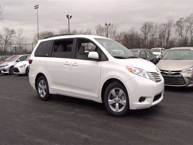 Toyota Sienna 2017 photo 1